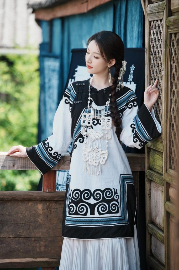 丽江美女传统服饰摄影。